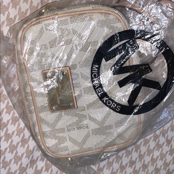 Michael Kors Handbags - michael kors jet set item crossbody bag